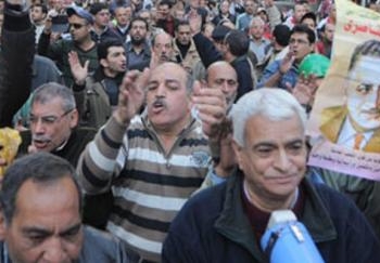 تحرك المسرات والحرس الجمهوري يضع كاميرات على سور الإتحادية