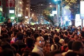 أهالي منطقة الساعة بالأسكندرية يرشقون المتظاهرون بزجاجات المياة