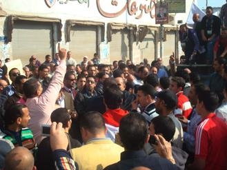 متظاهرو دسوق يغلقون مجلس المدينة بالجنازير