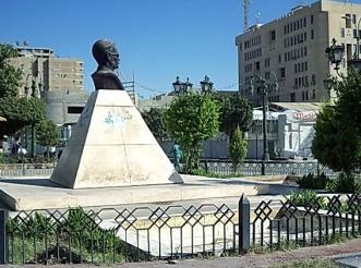 مجهولون يقومون بتشويه تمثال عميد الأدب العربي طه حسين بالمنيا