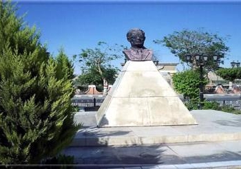 اتحاد كتاب مصر يدين الاعتداء على تمثال طه حسين