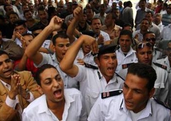 تظاهر أفراد قسم المنيا الجديدة للمطالبة باطلاعهم علي التقارير السرية