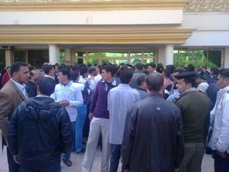 بالصور :عمال المحاجر يقتحمون مبنى محافظة كفرالشيخ