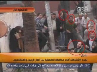 اشتباكات حادة بالمنصورة بين الثوار و شباب الإخوان