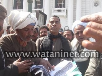 ” فين أيامك يا مبارك ” … فلاحو المنيا في مظاهرة أمام المحافظة