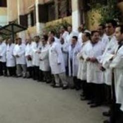 تظاهر أعضاء هيئه التمريض بمستشفي المنيا الجامعي للمطالبة برحيل الإدارة
