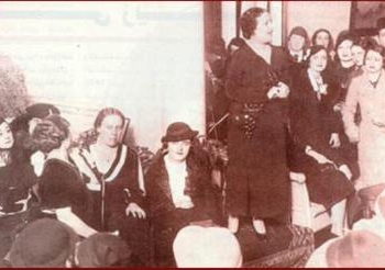 نساء صنعن ثورات “إستر فانوس”