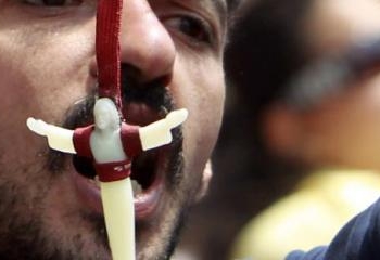الشباب يطفئون النيران داخل الكنيسة ويقضون الليلة فى التسبيح
