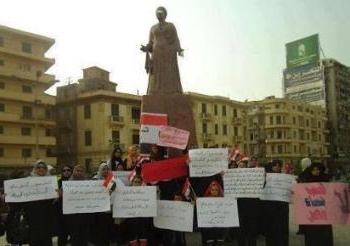 نساء المنصورة بالملابس السوداء فى يوم المرأة