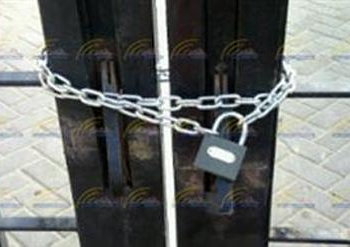 اضراب العاملين بحى فيصل بالسويس وإغلاق الأبواب بالجنازير