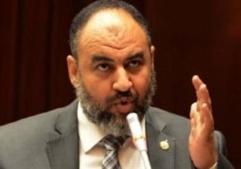 وكيل “حقوق الإنسان” بالشورى يدافع عن ضرب المتظاهرين بالمقطم