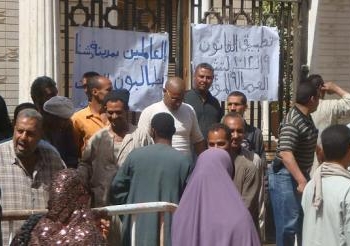 الموظفون بالعقود المؤقتة يغلقون أبواب مجلس مدينة دشنا