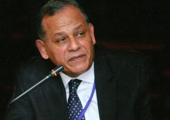 السادات يطالب بالكشف عمن وراء تهريب الأقمشة وماكينة الرقم القومى