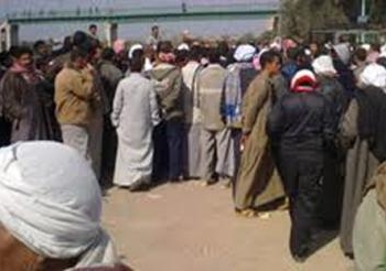سائقون وفلاحون يقطعون الصحراوي الشرقي بالمنيا للمطالبة بتوفير السولار