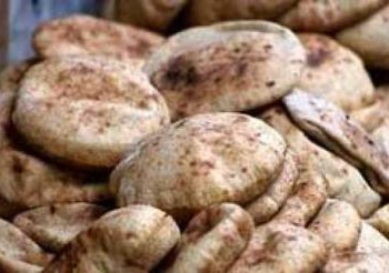تظاهر أهالي 4 قري وقطع الطريق بالمنيا بسبب الخبز