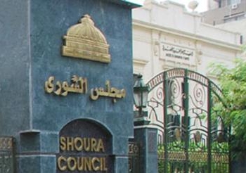 اللجنة التشريعية بالشورى:امرأة تتحقق من شخصية المنتقبات في الانتخابات