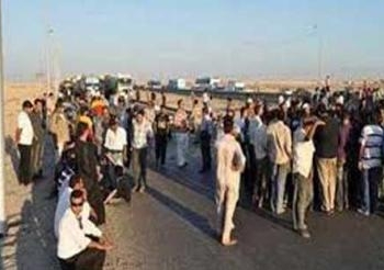 اهالي الكليو 21 يقومون بقطع الطريق الصحراوي احتجاجا علي غرق منازلهم