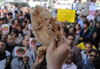 تجدد تظاهرات الخبز بالمنيا: أهالي قري بمركز ملوي يقطعون طريق رئيسي