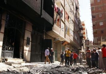 مئات الاقباط يتظاهرون الآن  أمام كنيسة مارجرجس الخصوص