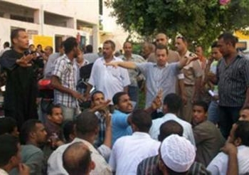 أهالى قرية دندرة بقنا يحتجون ضد مدير بنك لتعطل مصالحهم