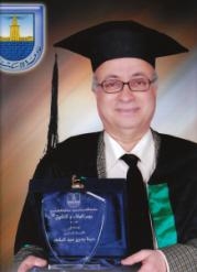 عبد الملك يحصل على جائزة الجامعة