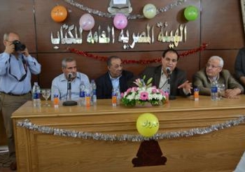 د.مجاهد يكرم العامل المثالى بهيئة الكتاب