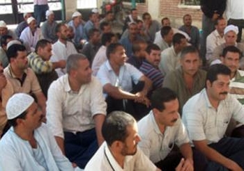 اعتصام عمال مطاحن الخمس نجوم بالسويس