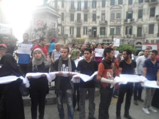 حملة “هنحررهم ” تبدأ اولى  فعاليتها بوقفة بالاكفان بميدان طلعت حرب