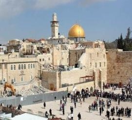 مستوطنون يهود يقتحمون المسجد الأقصي