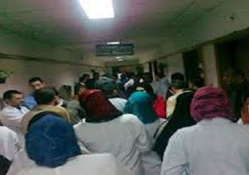 لليوم الثاني اضراب 24 مؤقت عن الطعام بمستشفي بالمنيا لتثبيتهم