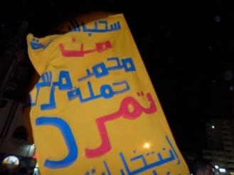 أم أول شهيد في الثورة توقع على استمارة “تمرد” بالسويس