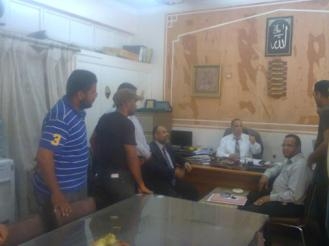 وفد من المعلمين المؤقتين بقنايتابع إجراءات التثبيت مع محافظ قنا العقود