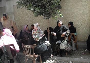 اصابة سيدة وسوء حالة اخرتان اثناء اعتصامهن بسبب مساكن الأولي بالرعاية