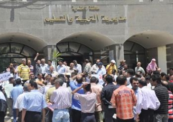 معلمو الأسكندرية يحاصرون نائب المحافظ للمطالبة بصرف رواتبهم