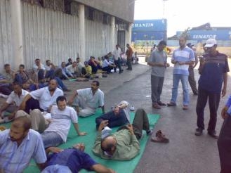 اعتصام عمال القزق بالسويس للمطالبة بزيادة رواتبهم