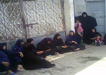 سيدات يغلق الوحدة المحلية لقرية بالمنيا اثناء اعتصام عشرات الأرامل