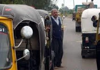 احتجاج سائقى التكاتك بمصيف بلطيم بسبب تغريمهم 50 جنية
