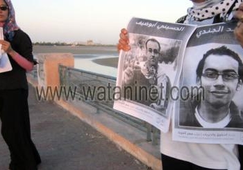 بالصور .. سلاسل بشرية فى السويس  بالملابس السوداء فى ذكرى خالد سعيد