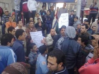 مسيرة  للقوى السياسية  بشوارع بنها واعتصام لرفض المحافظ “الاخوانى”