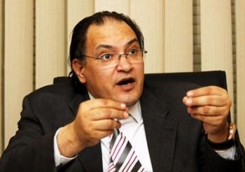 “أبو سعده” يجب على الرئيس أن يفوض  اختصاصاته لرئيس الوزراء