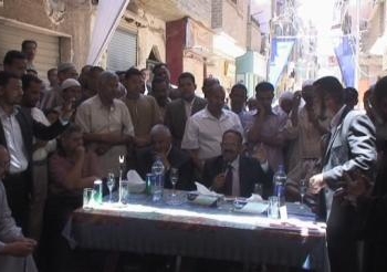 مواطن بدشنا يقاطع كلمة محافظ قنا ويتهم رئيس المدينة بتجاهل مشكلاتها