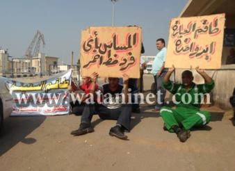 بحارة بالسويس يقطعون طريق ميناء بورتوفيق لرفضهم خصخصة النقل البحرى