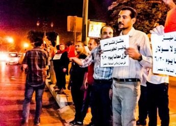 وقفه بالكروت الحمراء والصفارات لشباب القوي الثورية بالمنيا
