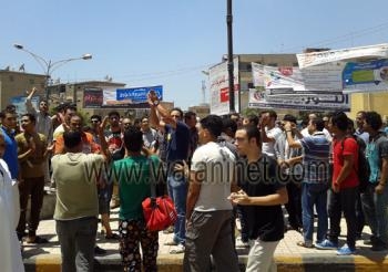 تمرد تنصب منصه وسط مدينة كفرالشيخ معلنة الاعتصام حتى رحيل النظام