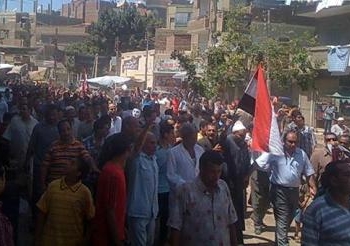 الأهالي المحيطين بمقر حزب الحرية والعدالة بسيدي جابر يدعمون المتظاهرين