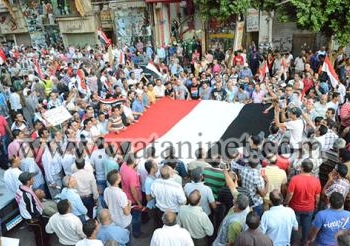 بالصور:العلم الكبير يجول حول الاتحادية قبيل وصول المسيرات