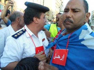 رجال الشرطة في ميدان الأربعين يرفعون الكارت الأحمر ” ارحل “