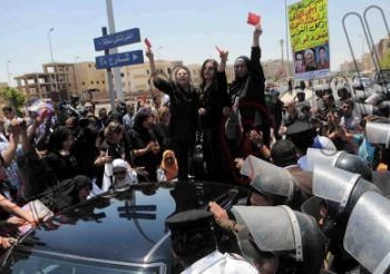 نساء تونس يعلنن مساندتهن للثورة المصرية