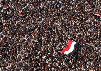 بالفيديو المصريين جميعا فى ميدان التحرير أقباط ومسلمين ولا أحد يفرقنا