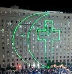 الهلال  و الصليب بالليزر بالتحرير ردا على الفتنة التى يشعلها الاخوان